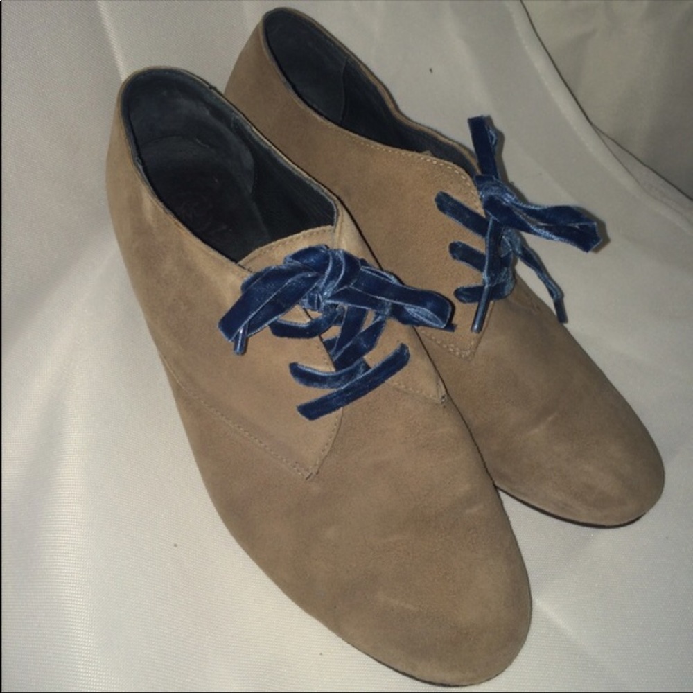 Johnston & Murphy tan lace-up Oxford style size 6